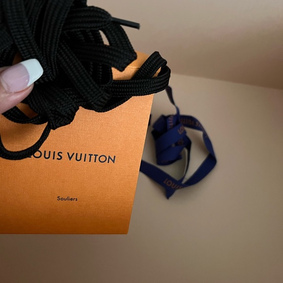 LOUIS VUITTON SNEAKERS - Picture 2 of 7
